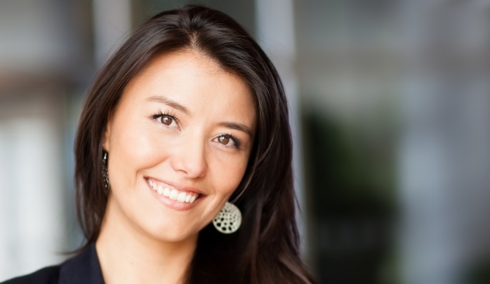 Schöne Frau lächelt